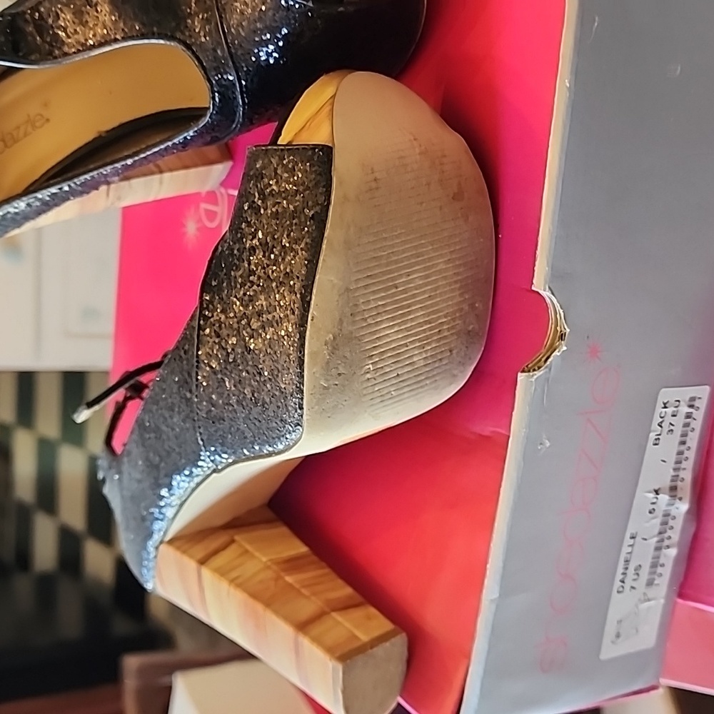 Heels - Picture 3 of 3